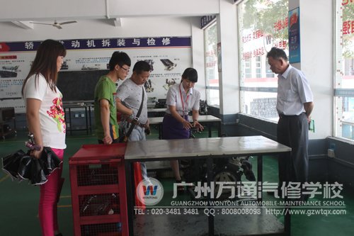 学生和家长在老师的带领下参观我校的实训室