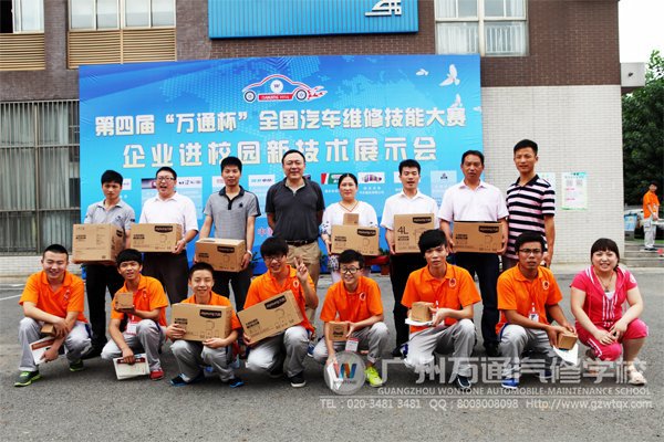 山东星科在讲座中安排了抽奖环节，图为获奖师生合影