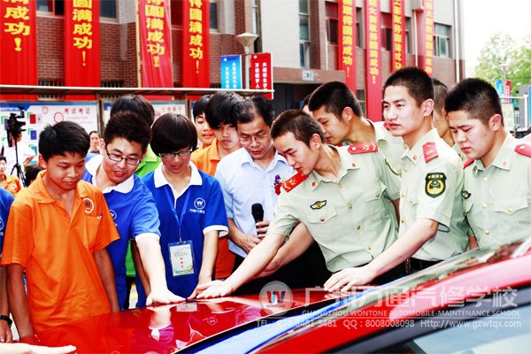 现场氛围热烈，同学们积极参与互动