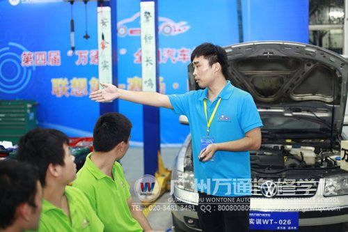 常镇老师比赛过程中和学生互动