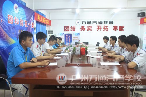 面试现场，左为面试官，右为参加面试的学生