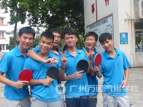 小伙伴打乒乓球很欢乐
