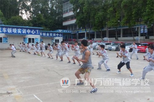 课后，武协的同学在练拳
