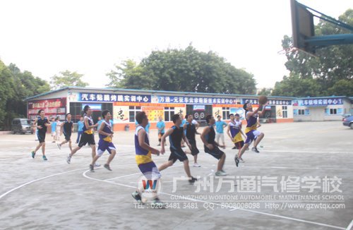 篮球场是男生的“战场”，同学们尽情奔跑