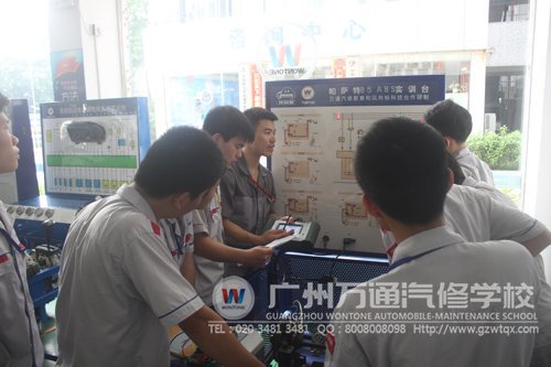 工单式教学课堂上，同学们分组实训