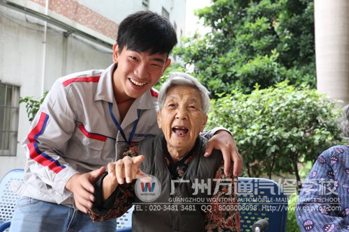 学生教老奶奶喊“耶”拍照，老奶奶笑得前俯后仰