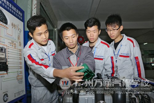 学汽修选择广州万通，老师手把手教学