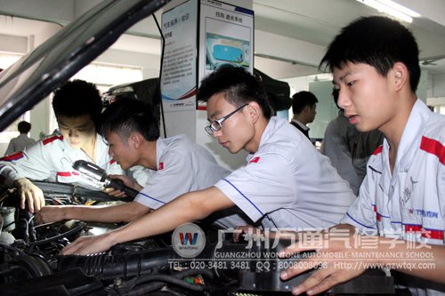 广州万通理实一体化，图为中专专业学生在实训操作