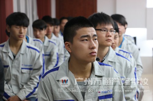 同学认真聆听，这位帅哥眉头紧皱，估计恨不得把所听到的东西都往脑子里装