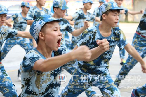 “呀，敌人别跑”我说亲，你比真正的军人还要威武