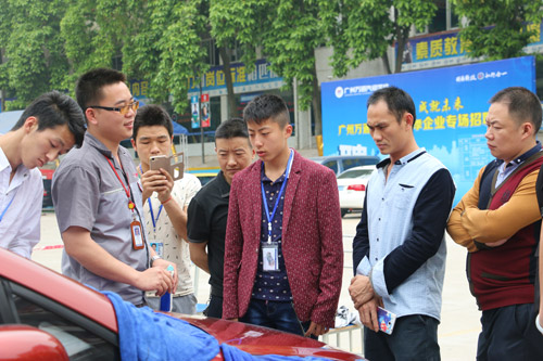 老师向家长和学生解释为什么烧不坏车的原因